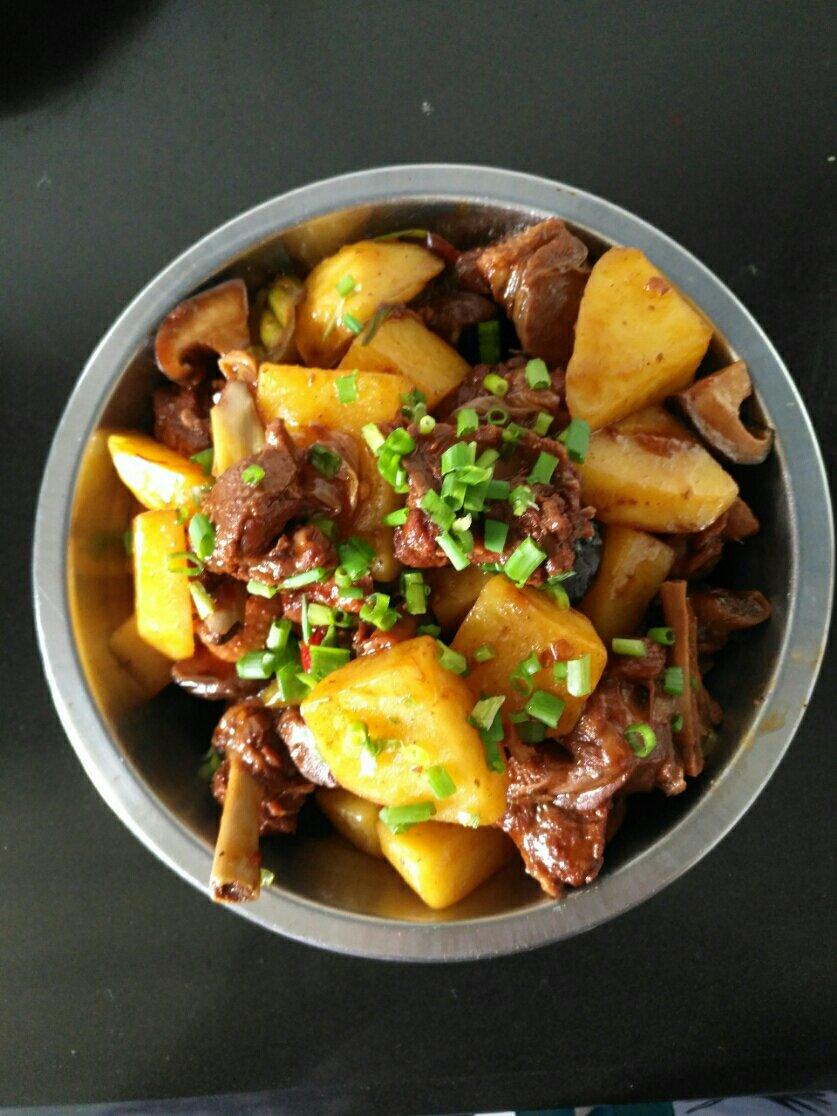 土豆闷鸭