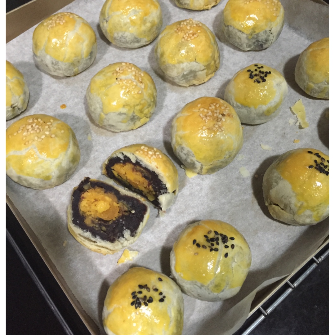 蛋黄酥 Danhuangsu