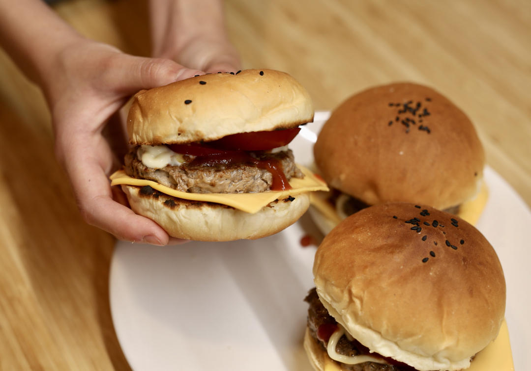 正宗的麦当劳双吉牛肉汉堡