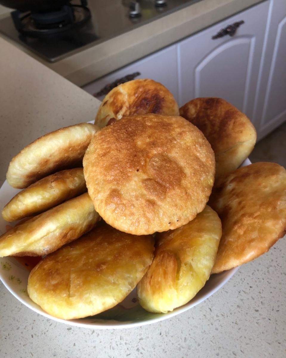 林哥家的小胖子做的发面油酥小糖饼