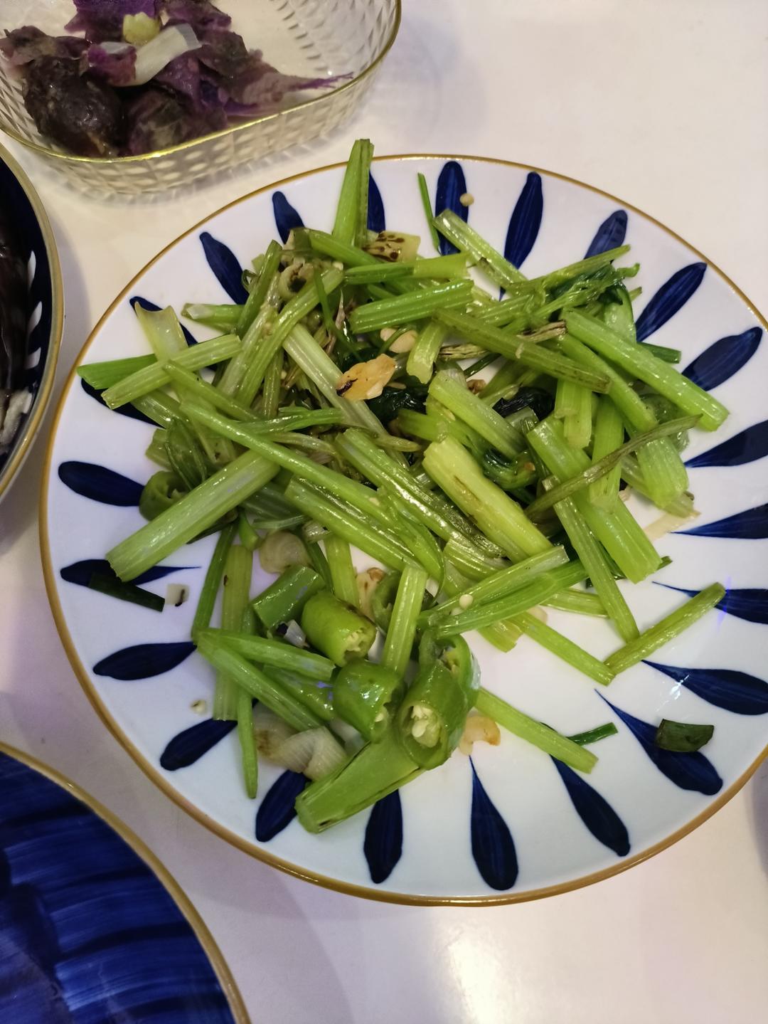 究极解油腻好菜：蒜炒西芹