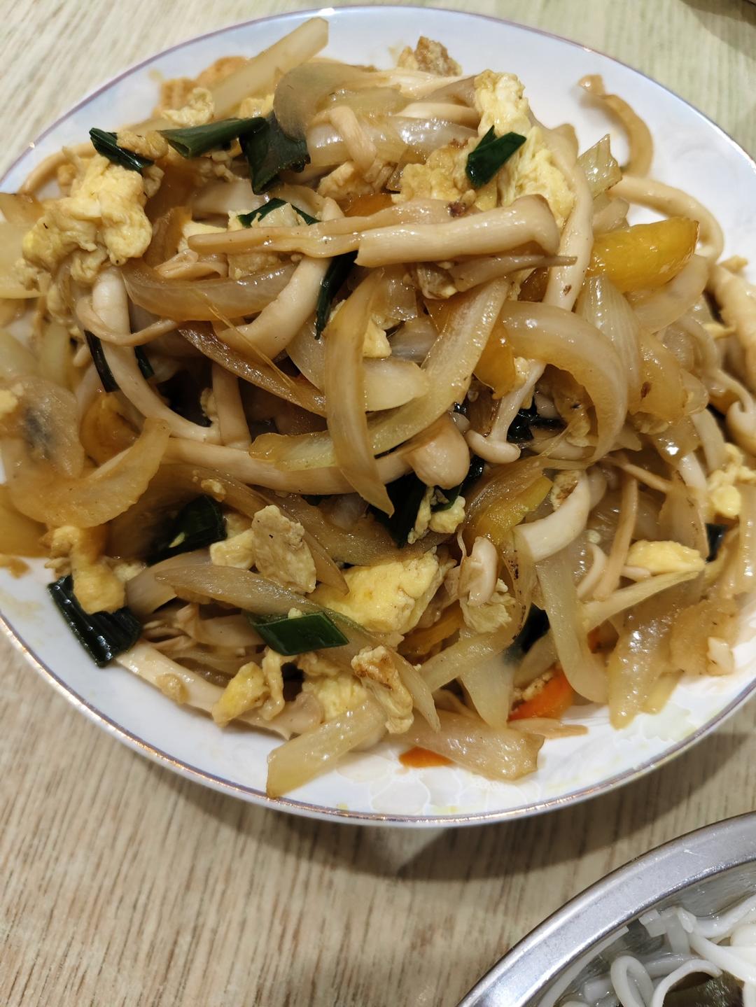 鸡蛋海鲜蘑菇洋葱炒的做法