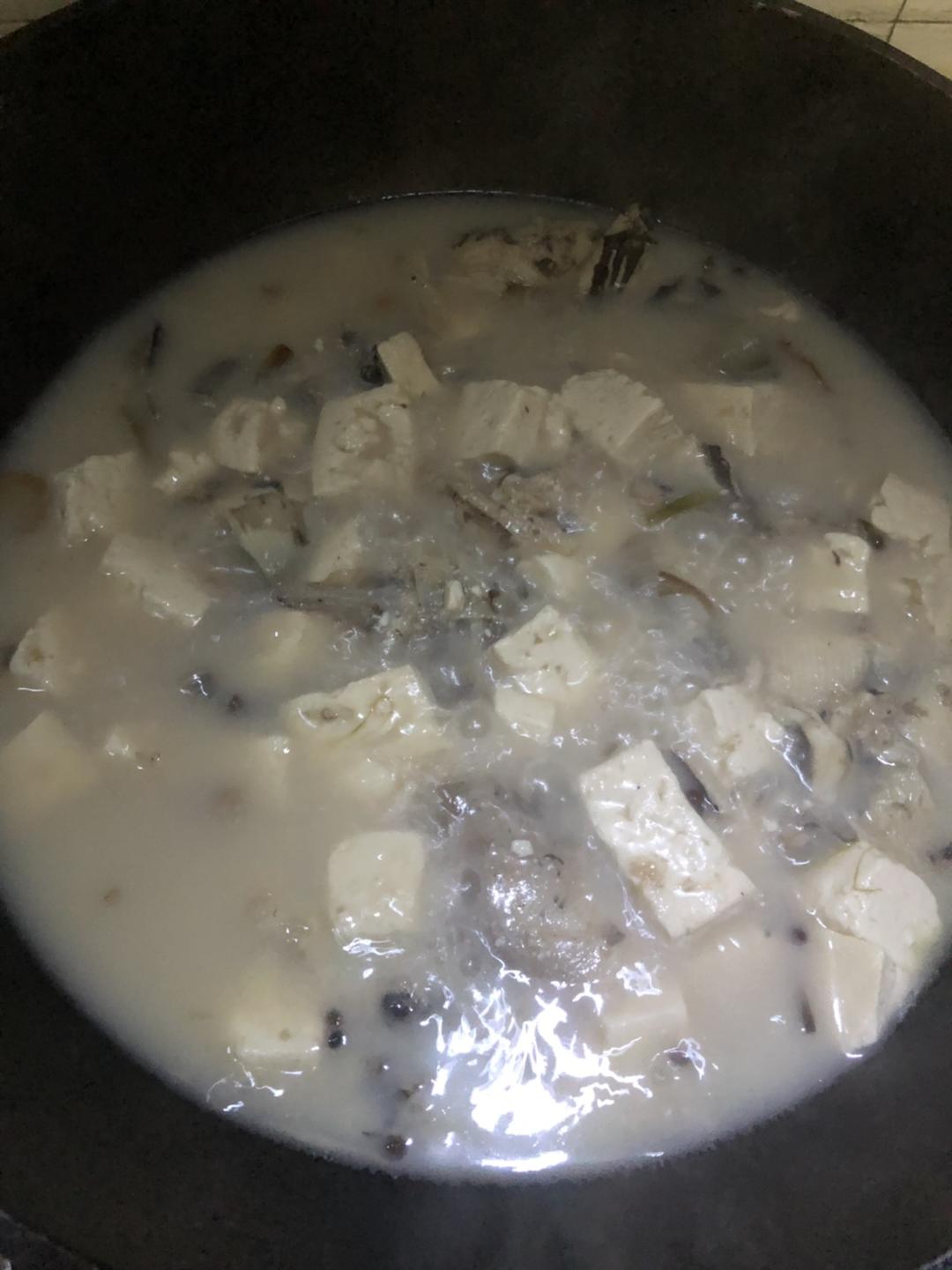 家常老板鱼炖豆腐的做法