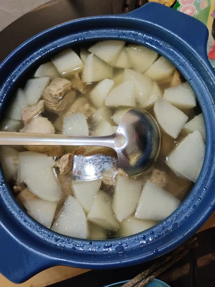 只用水炖就异常鲜美的羊腿白萝卜