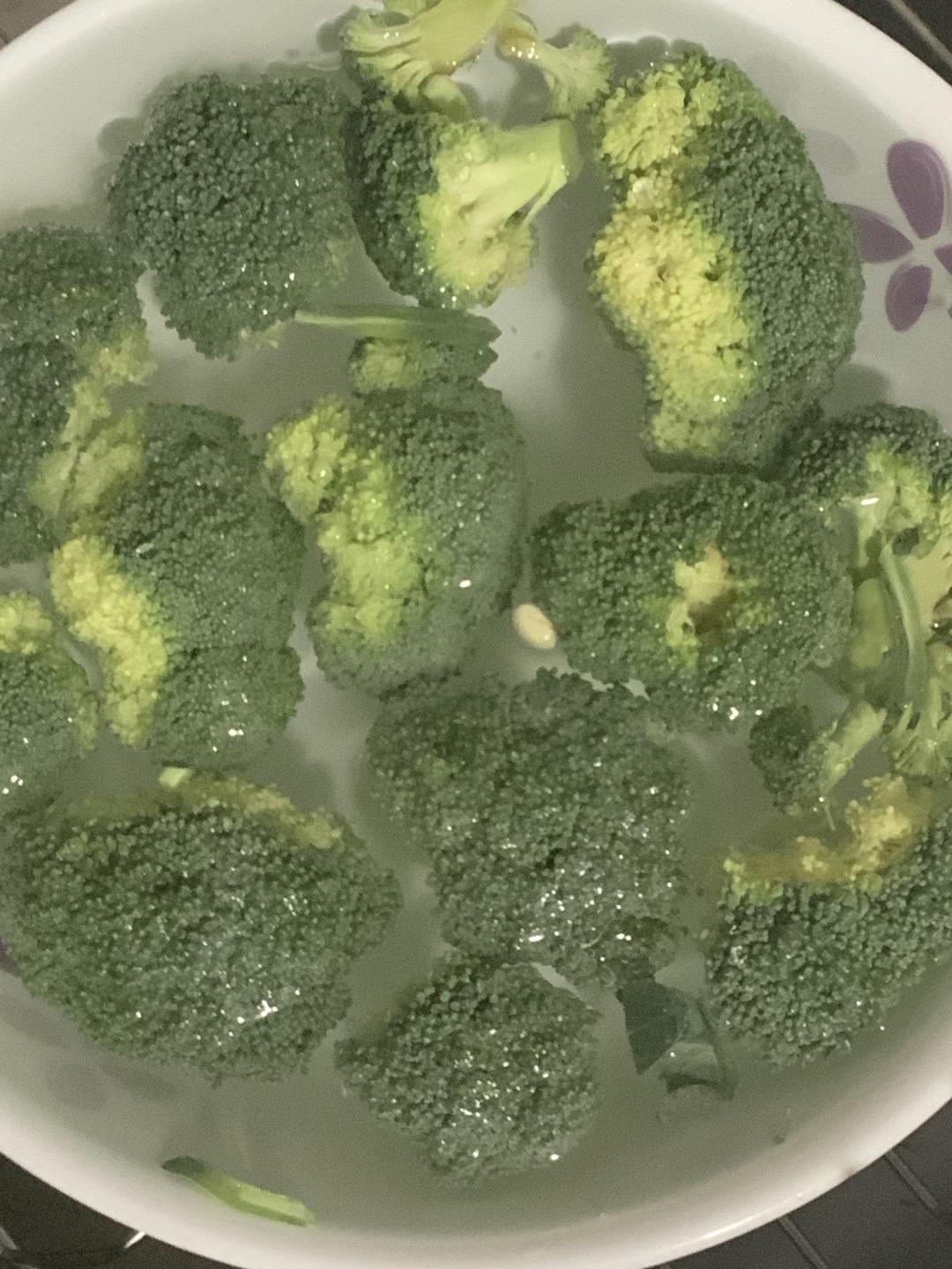 好吃到爆的耗油蒜蓉西兰花(从不修图，喜欢请关注)