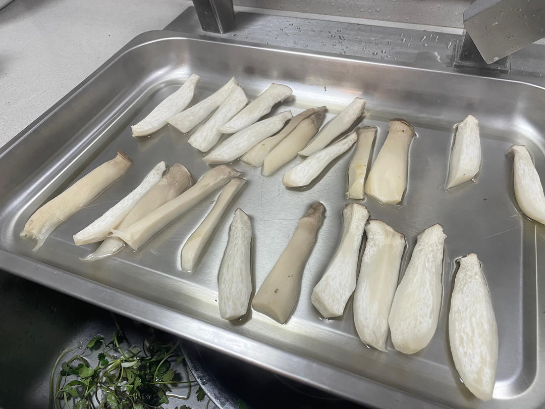 比肉还好吃的【手撕凉拌杏鲍菇】，上桌扫光光