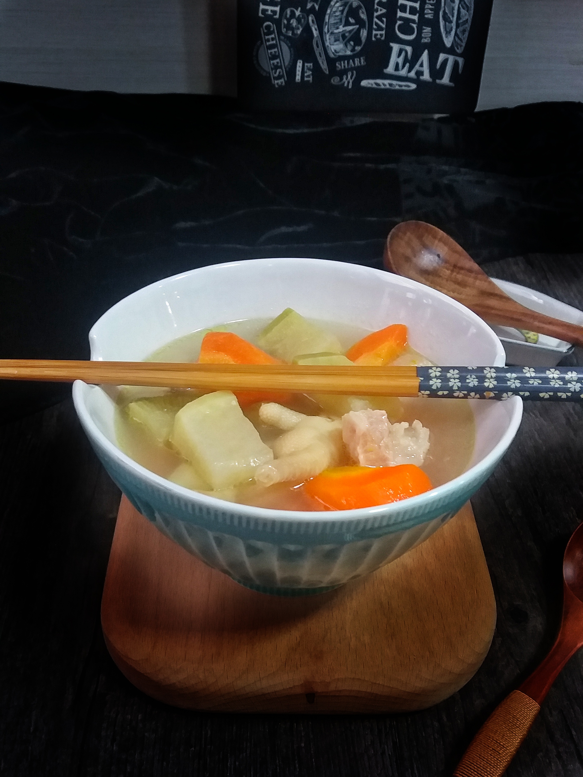 青红萝卜鸡脚猪腱肉汤的做法