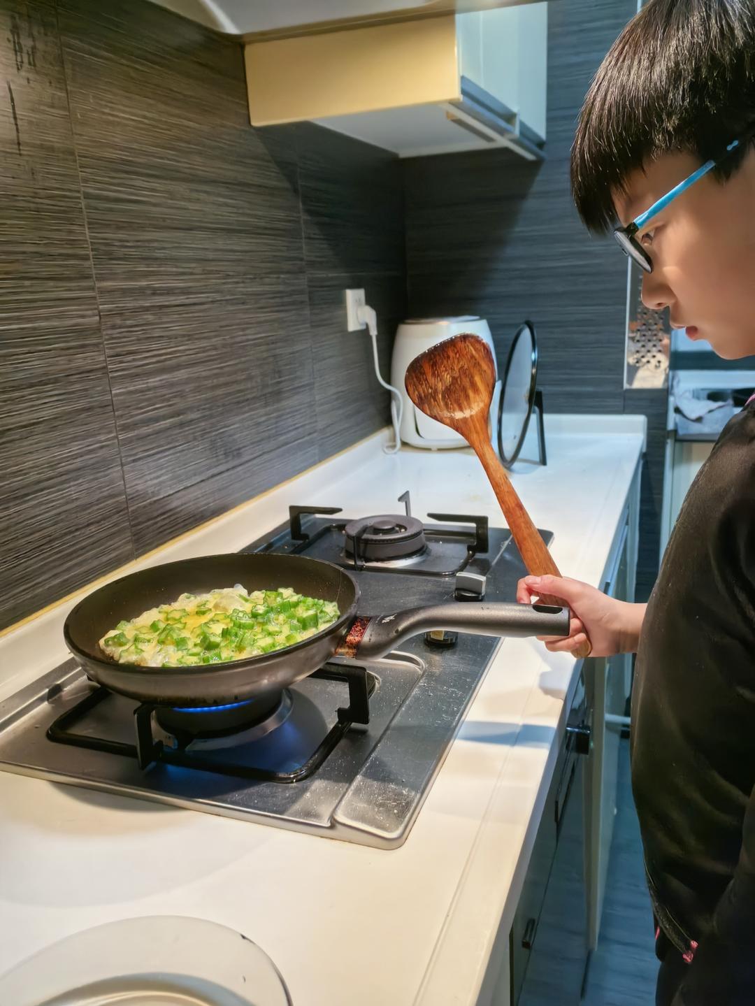 家常快手菜｜秋葵炒鸡蛋，营养健康！