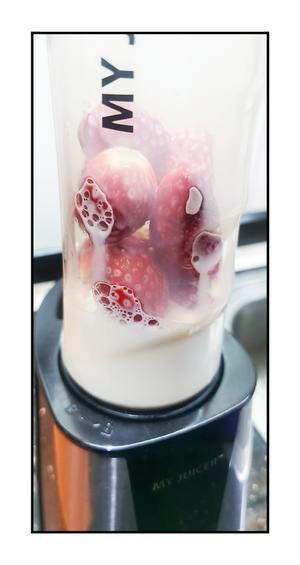 自制草莓🍓奶昔，当季好饮品！的做法 步骤2
