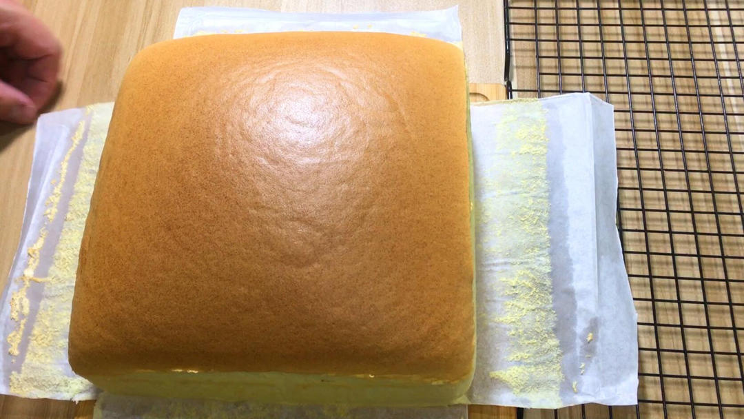 桂花蜜古早蛋糕，烤的时候满屋桂花香气和奶香味，超级诱人。的做法