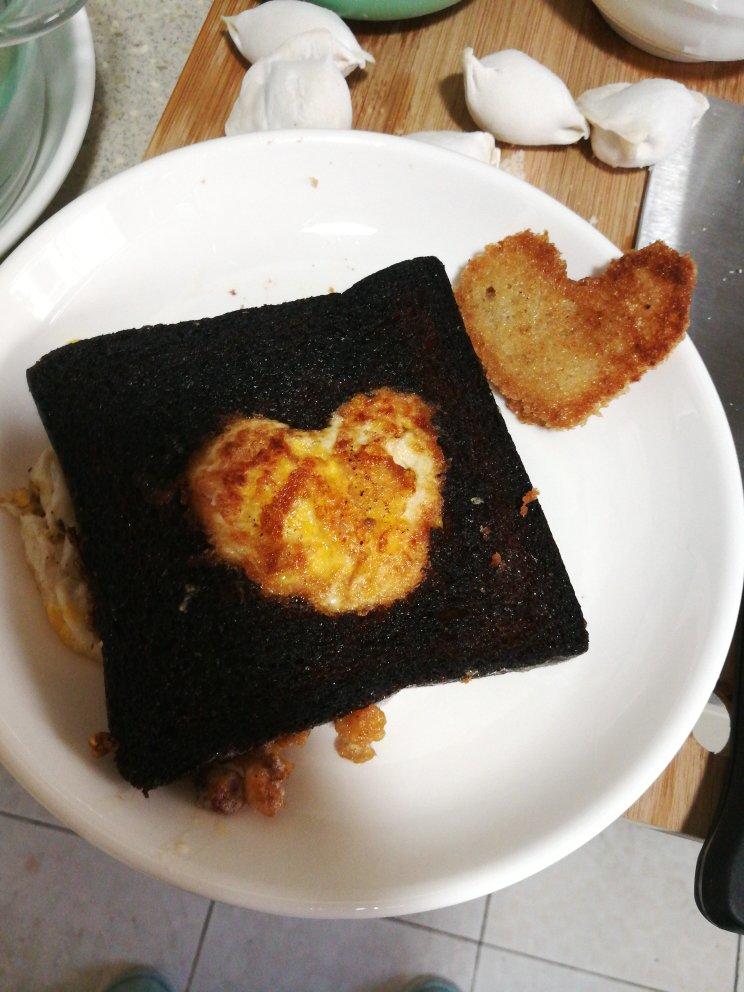吐司面包加心形小煎蛋