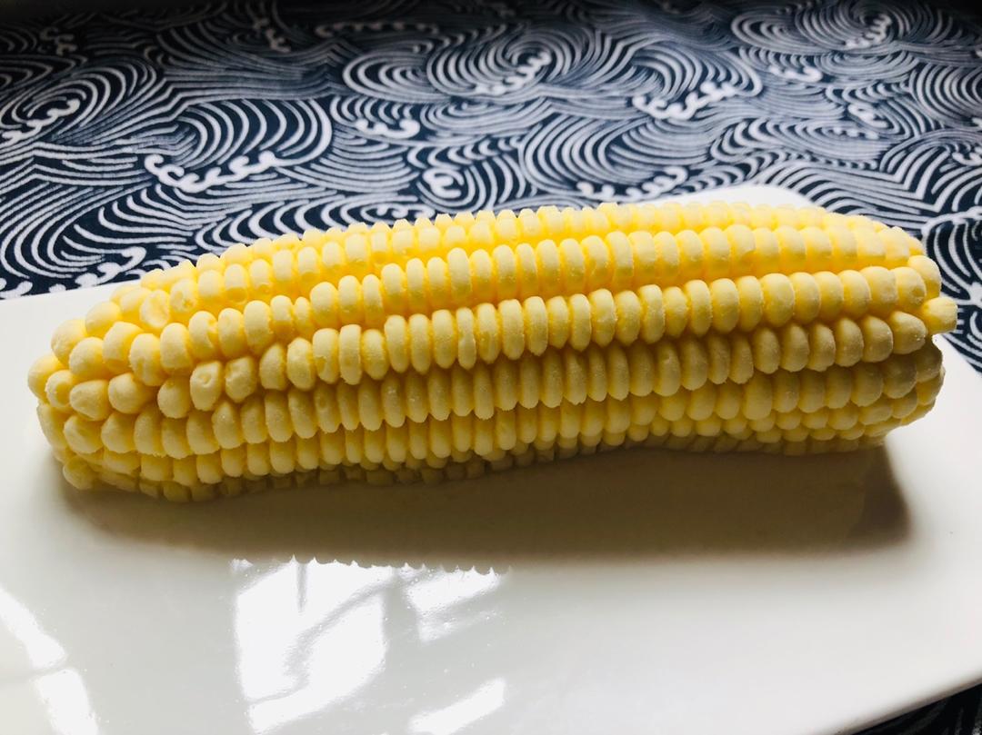 网红甜品芒果味玉米慕斯