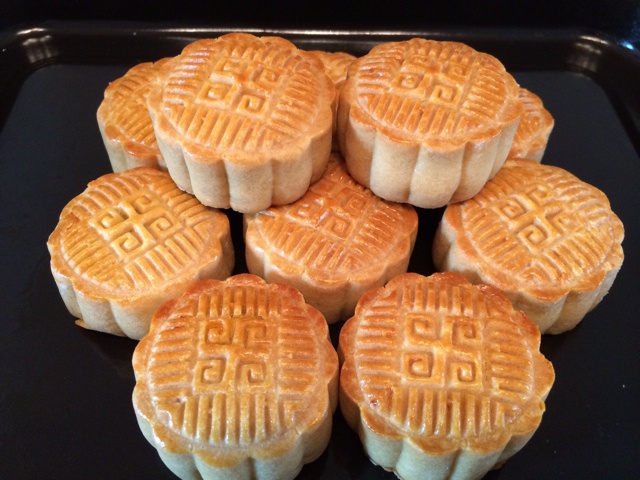 广式月饼.莲蓉蛋黄月饼--广式饼皮制作方法详解及咸蛋黄的处理