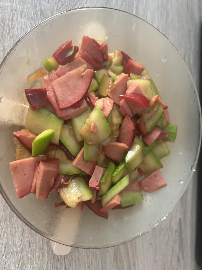 西葫芦炒红肠，做法简单，特别下饭