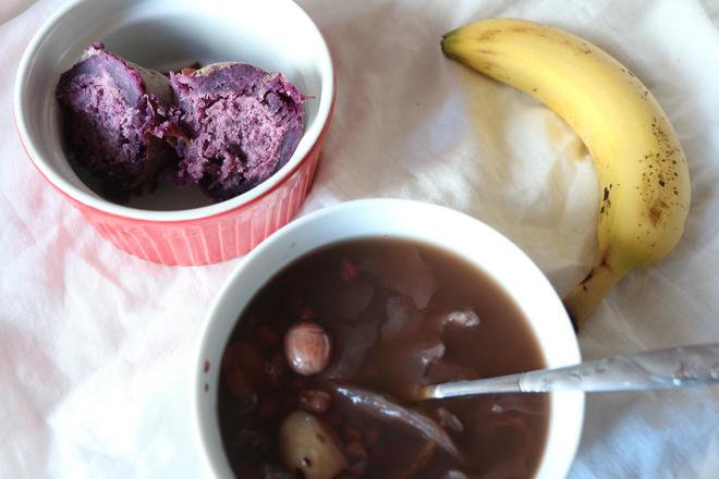 【DAY1 10.10  减脂早餐】红豆莲子银耳羹+蒸紫薯+香蕉的做法