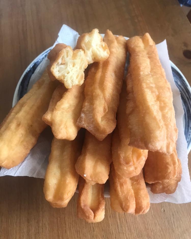 蓬松多孔炸油条的详细做法（普通面粉版） 配方很重要&和面手法也有讲究