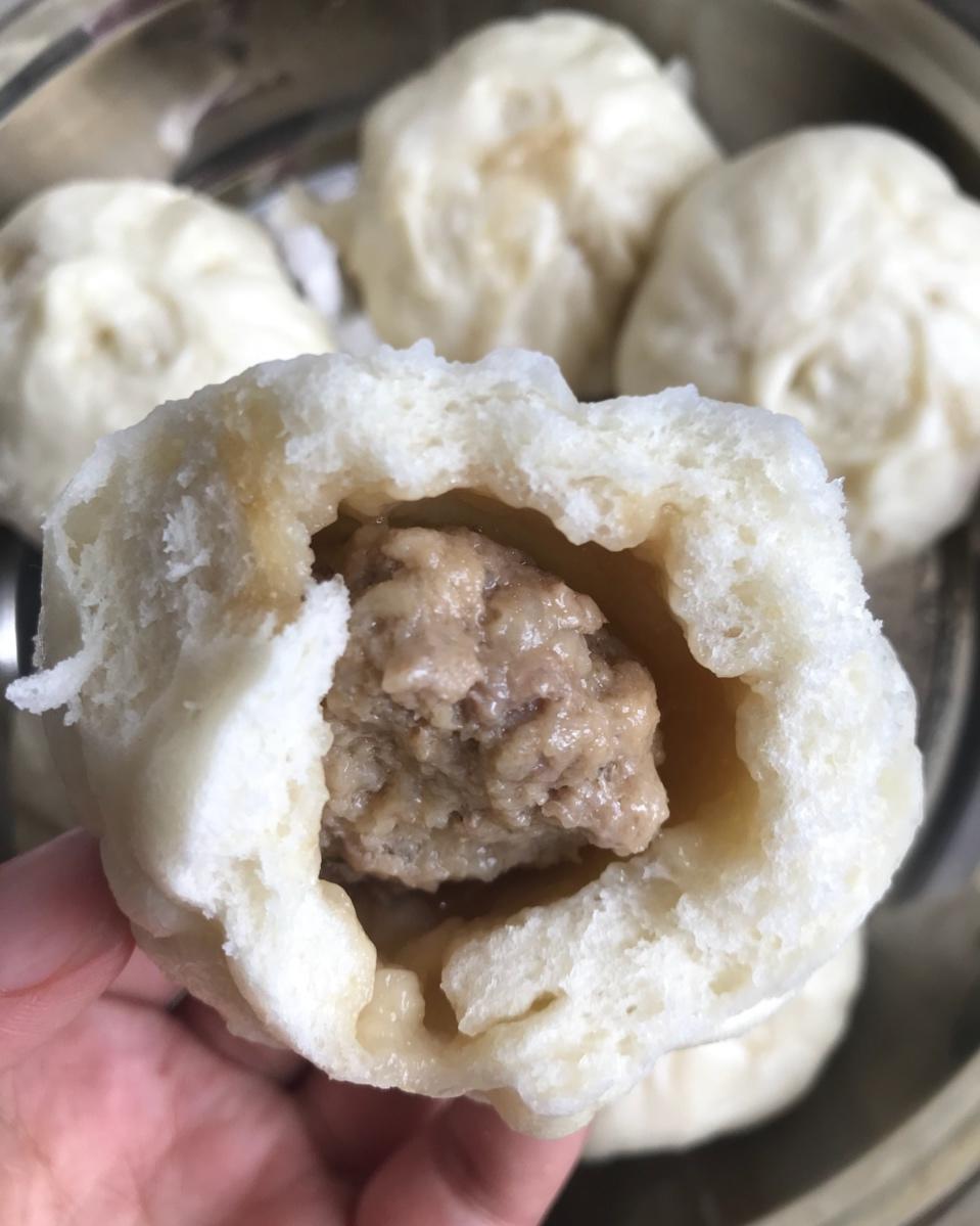 松软多汁的肉包子