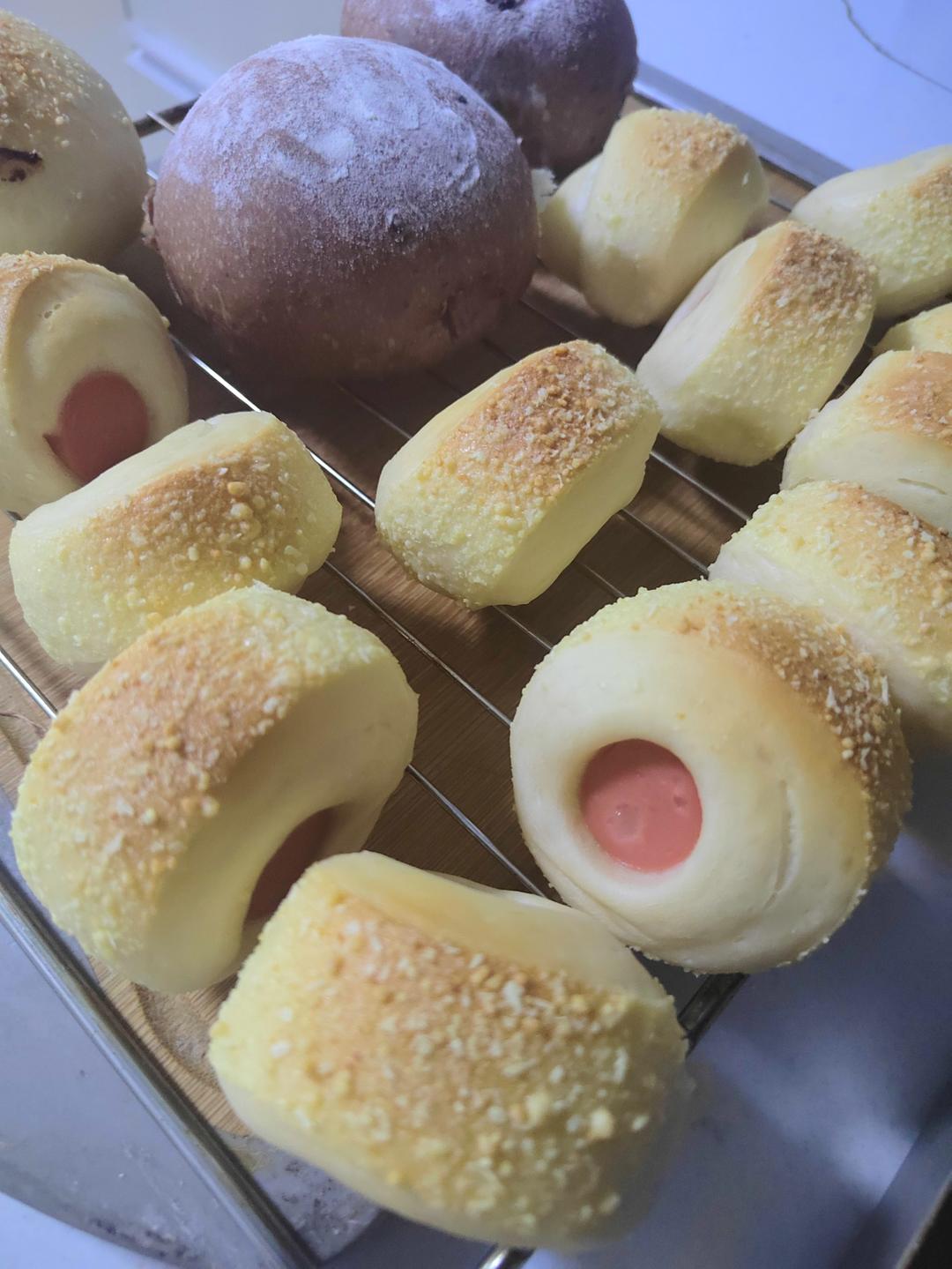 一口迷你肠仔包