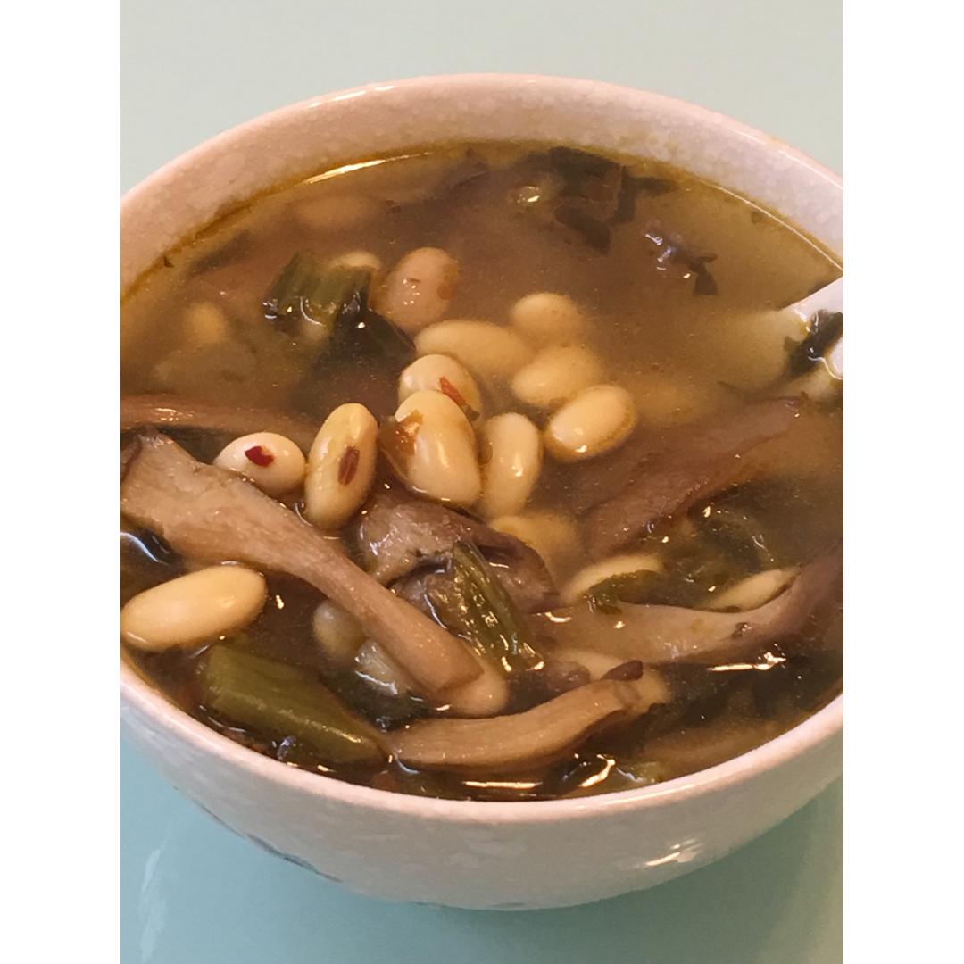 热腾腾的酸菜黄豆汤，鲜爽又营养·圆满素食