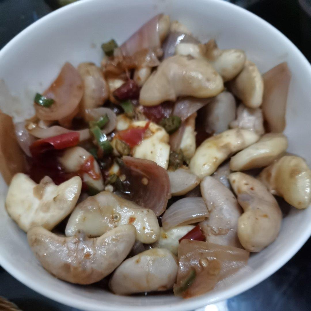 清炒嫩菱角，味道甘甜，小孩子好喜欢吃