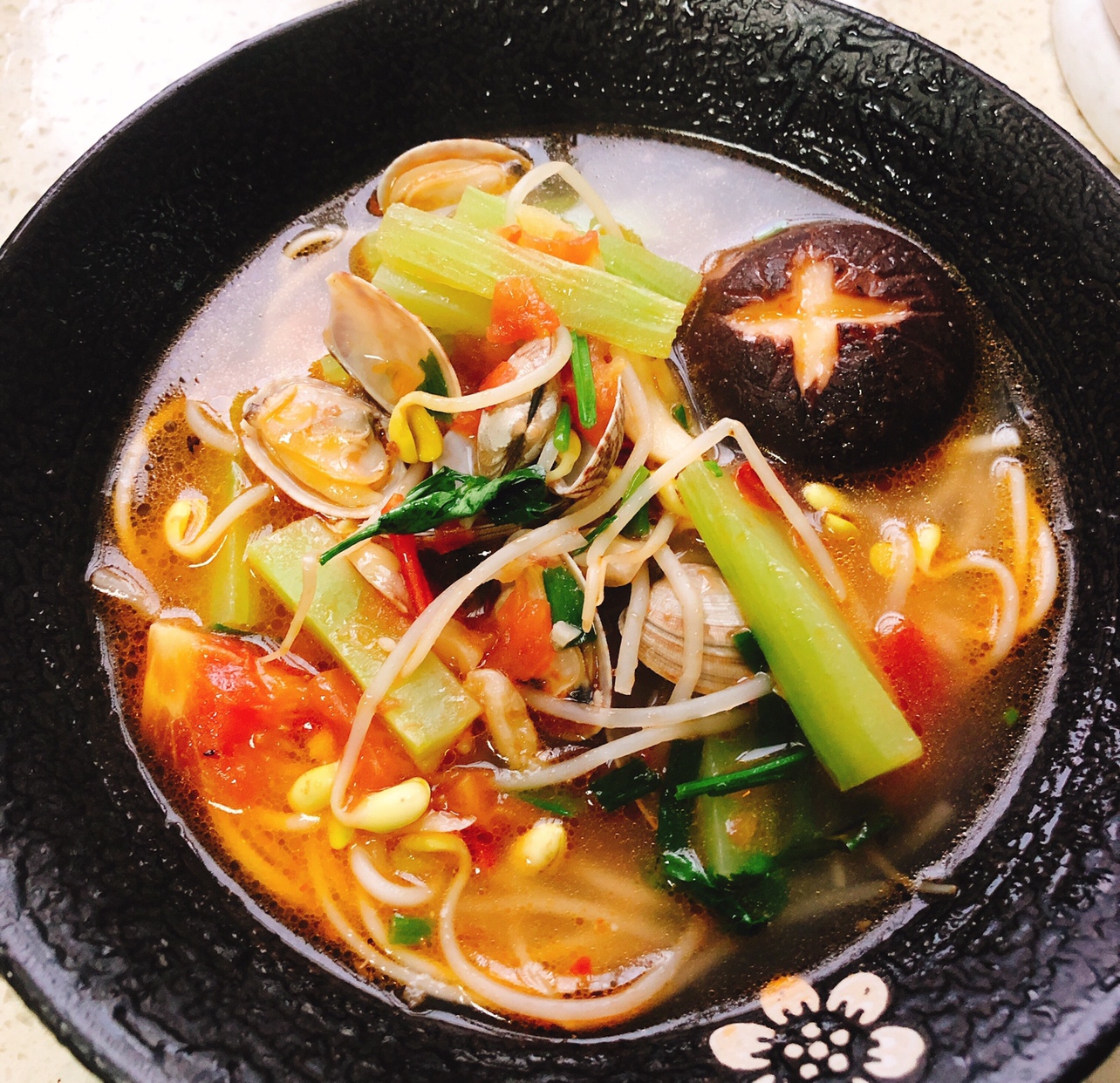 鲜辣时蔬花蛤汤的做法