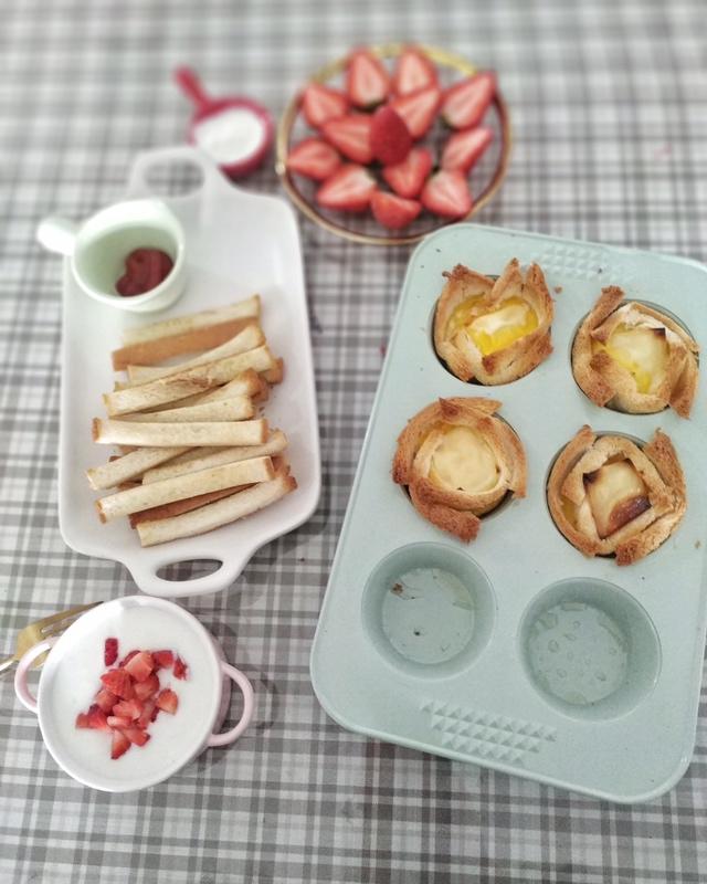 鸡蛋吐司杯盏
