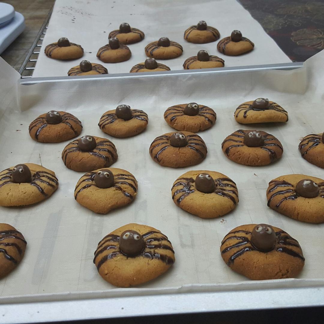 万圣节蜘蛛花生酱曲奇