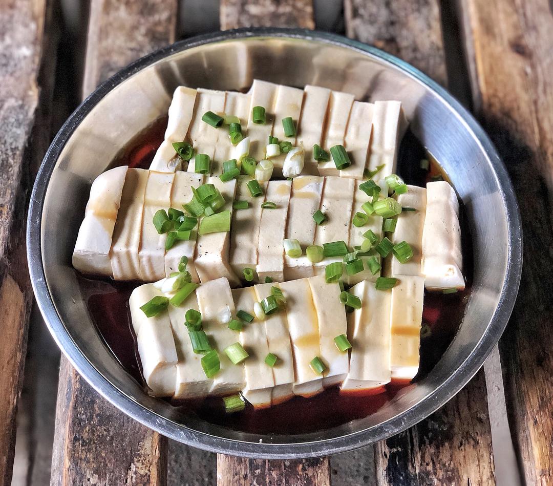 夏季快手菜～凉拌小葱豆腐