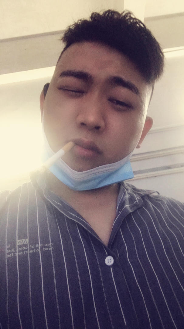 我微笑浏览手机里的浪漫