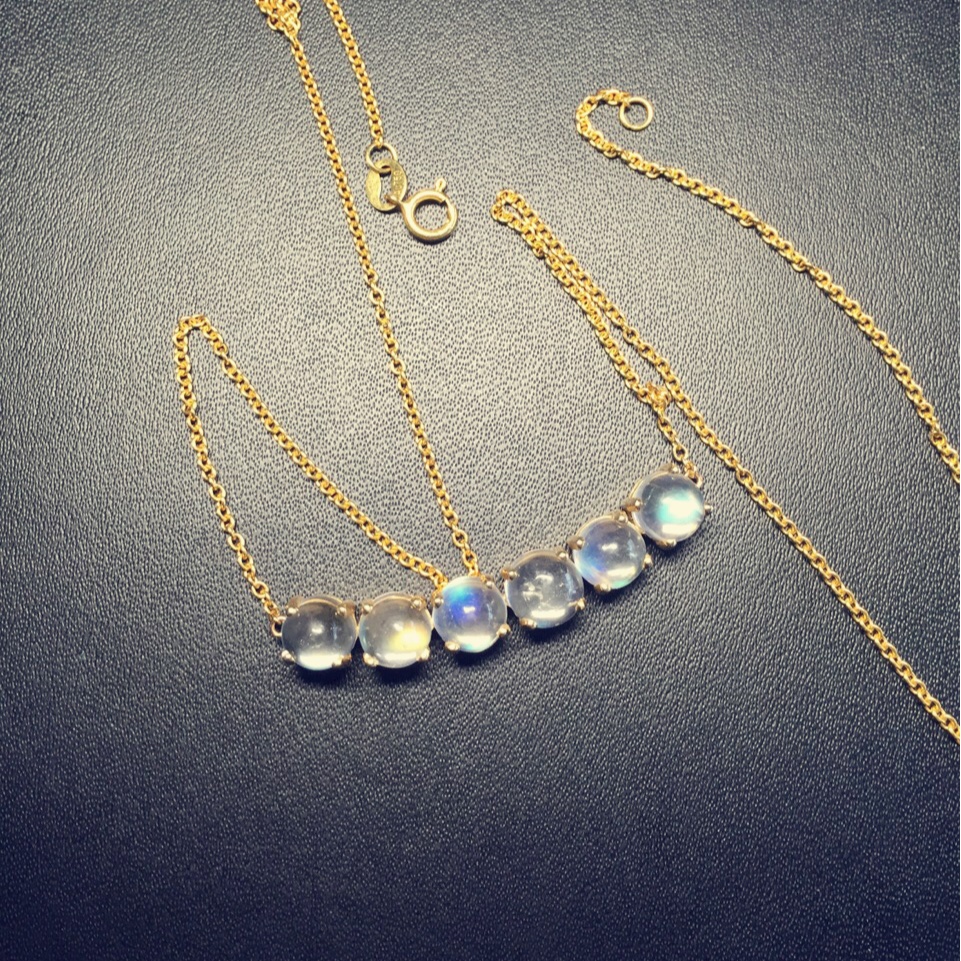 卖宝石的小姑娘