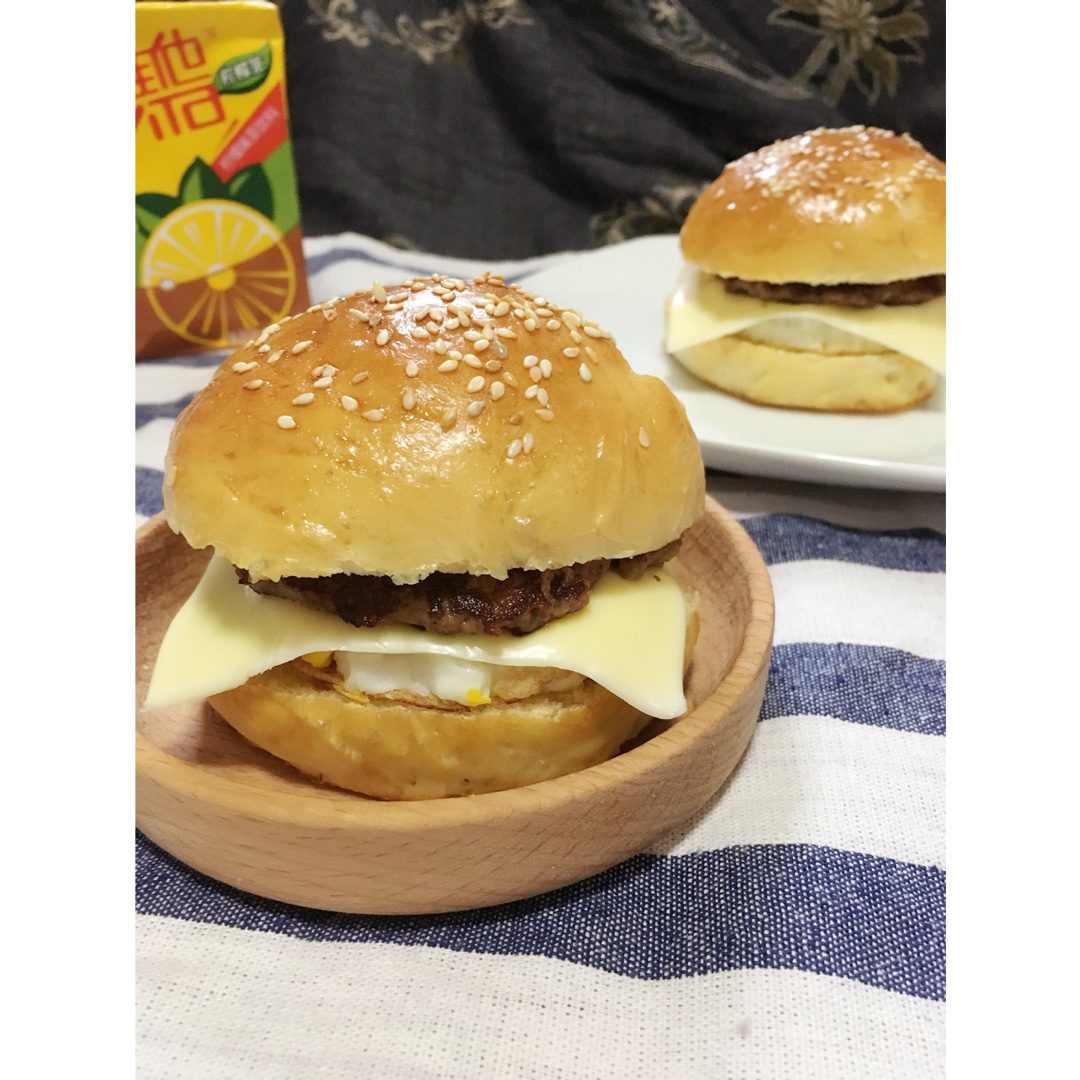 全麦牛肉汉堡包