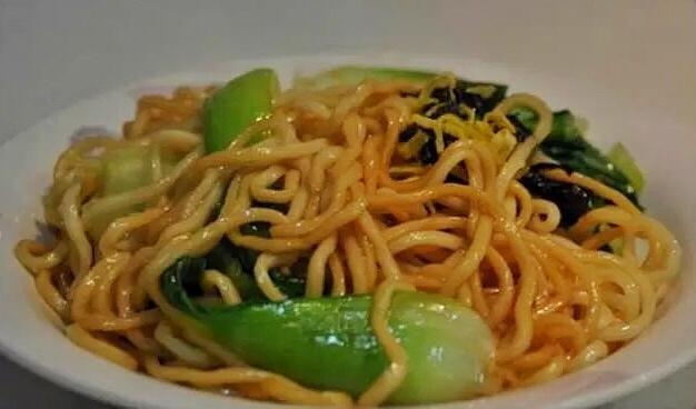 【百合花开】富含怀旧情结的——葱油拌面的做法