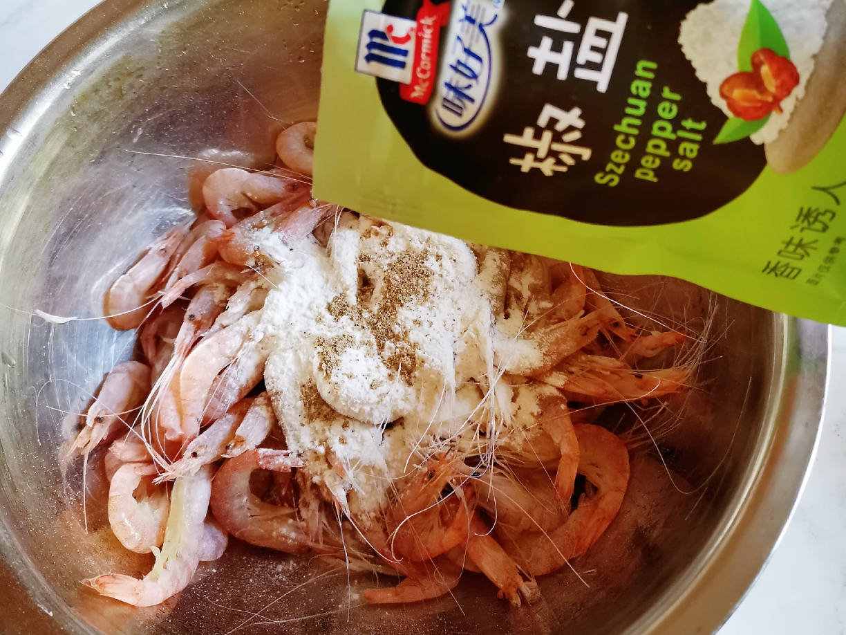 最简单的椒盐干炸虾的做法 步骤3