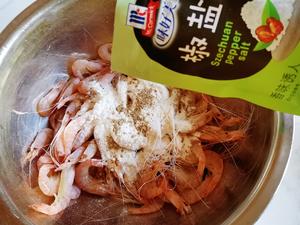 最简单的椒盐干炸虾的做法 步骤3