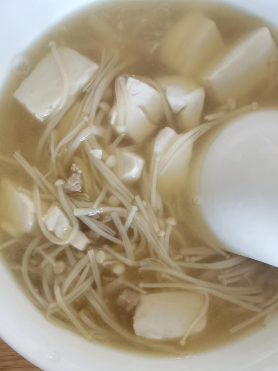 金针菇豆腐肉丝汤