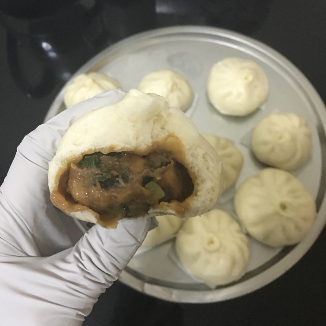 松软多汁的肉包子