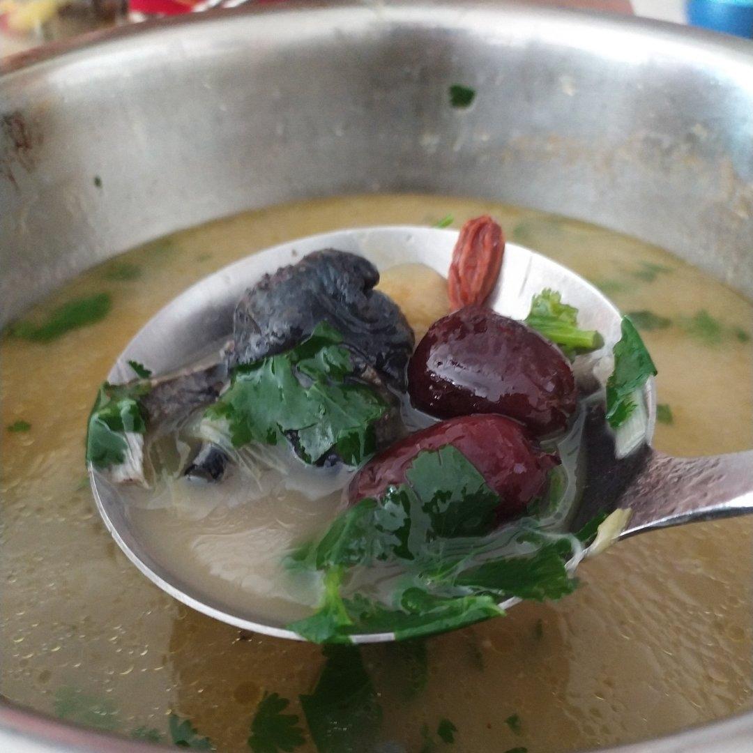 枸杞红枣乌鸡汤