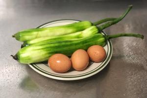 丝瓜炒鸡蛋清淡又营养的做法 步骤2