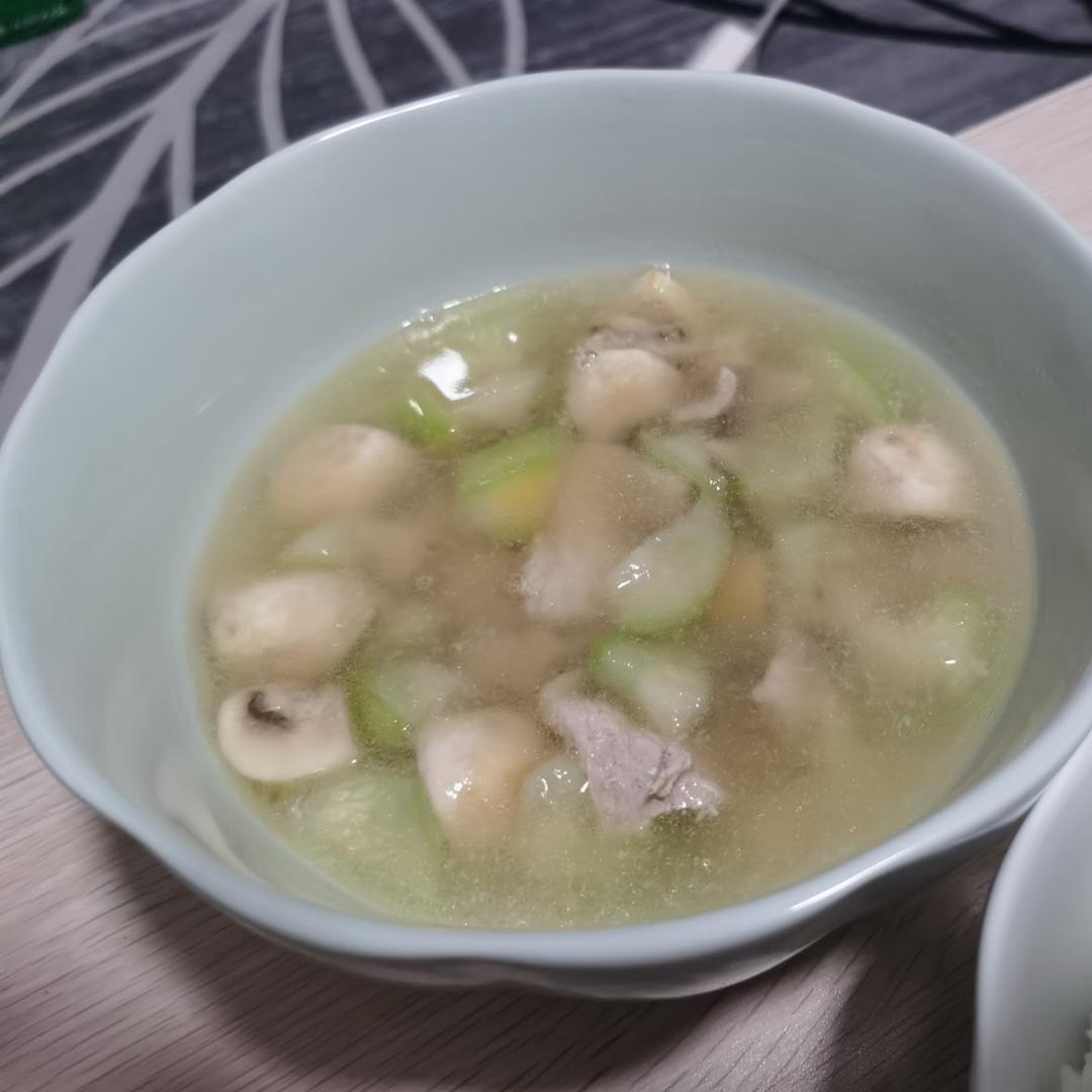 白蘑菇丝瓜瘦肉汤,高温天喝消暑又降火