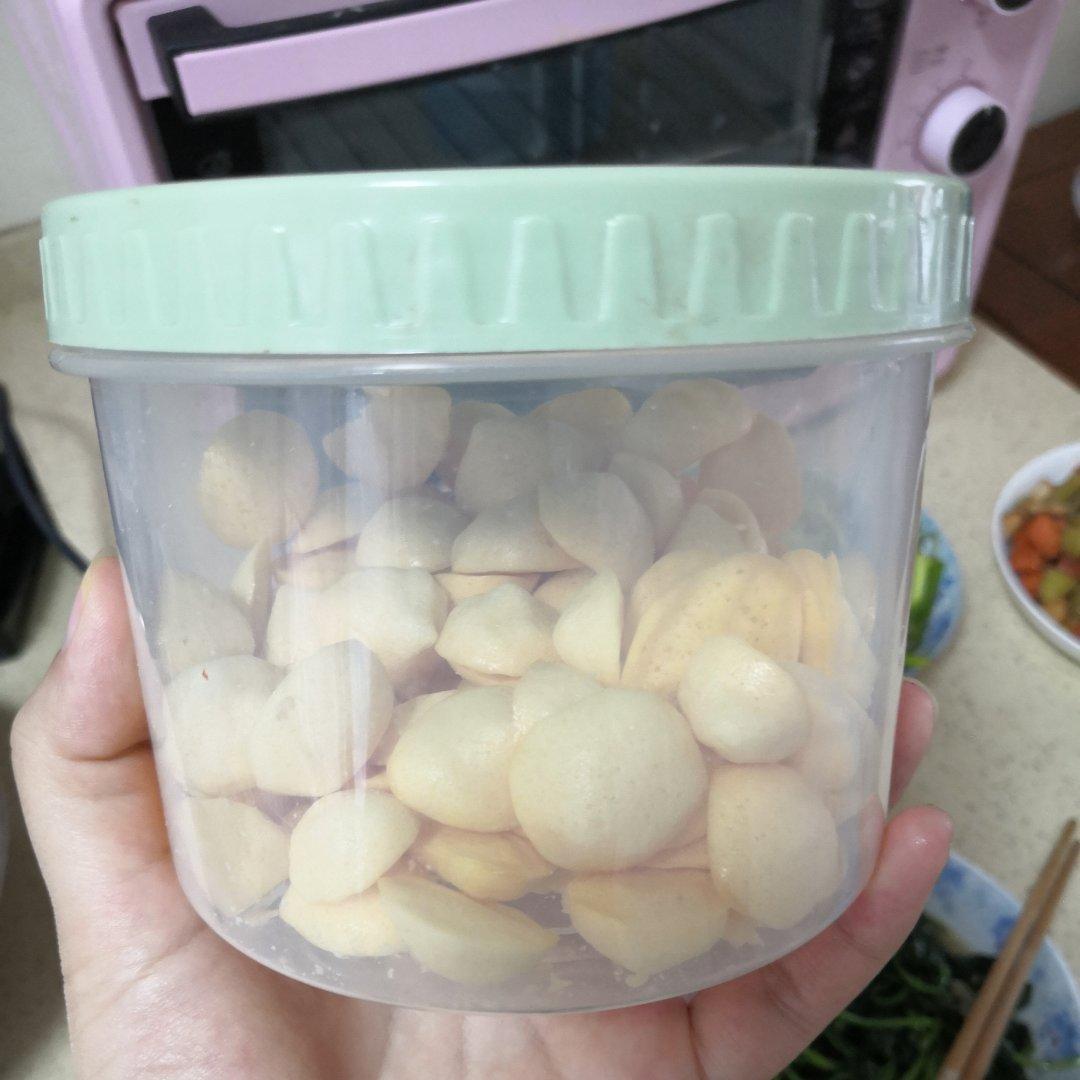 宝宝第一口健康零食！超级无敌好吃到爆炸！入口即化！材料只有1个鸡蛋 ！10g奶粉！5g淀粉 ！酥脆可口 ！幸福的味道 ！