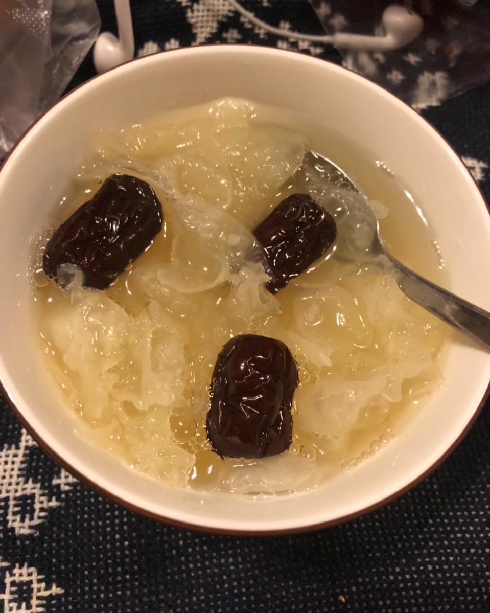 雪梨银耳红枣汤