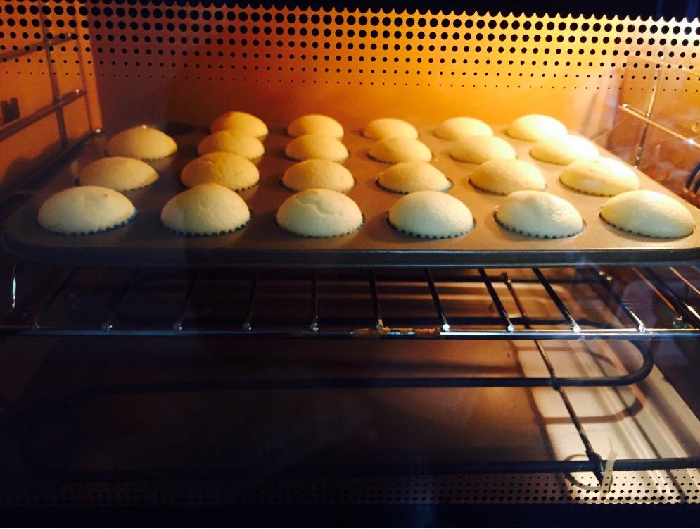 不回缩的迷你戚风小纸杯蛋糕
