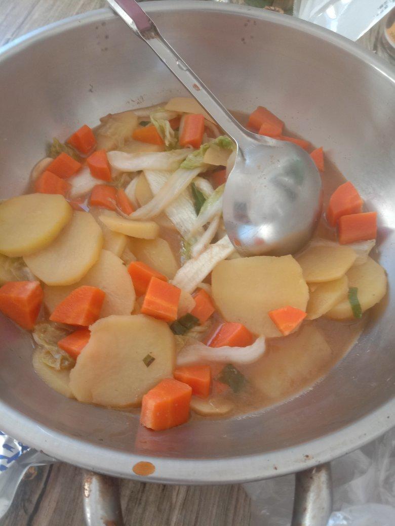 白菜炖土豆胡萝卜