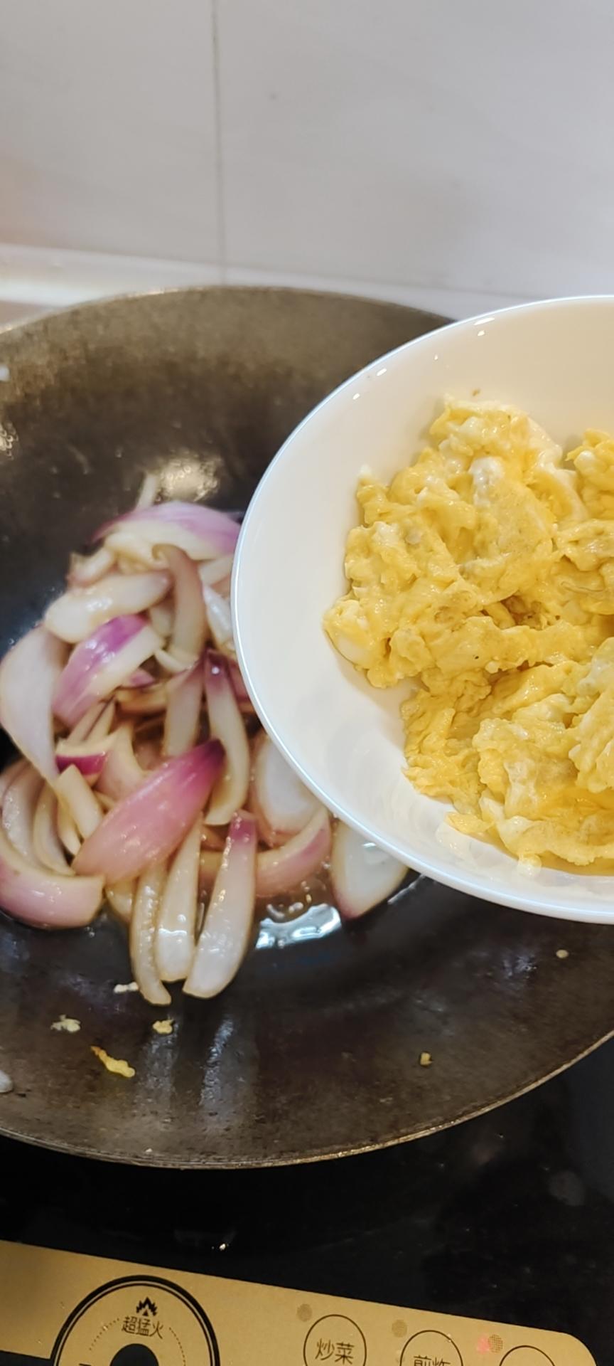 降压防癌的好食材  洋葱炒鸡蛋