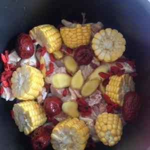 玉米红枣枸杞鸡汤的做法 步骤1