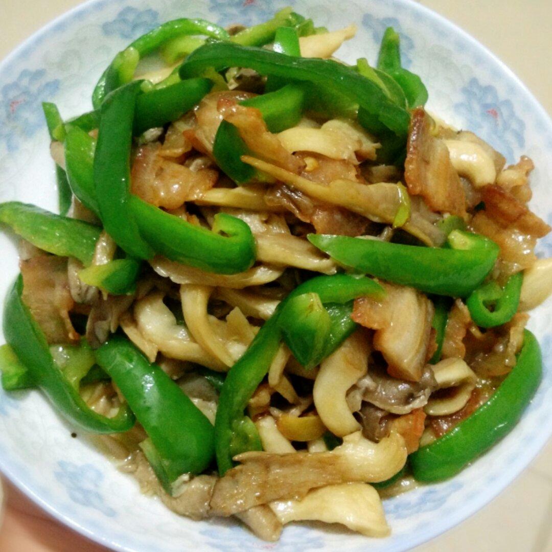 蔚蔚的蔚做的青椒炒平菇