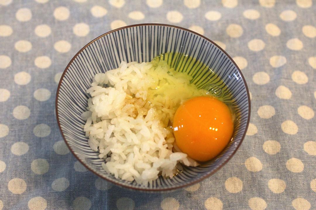 《昨日的美食》之生鸡蛋拌饭的做法
