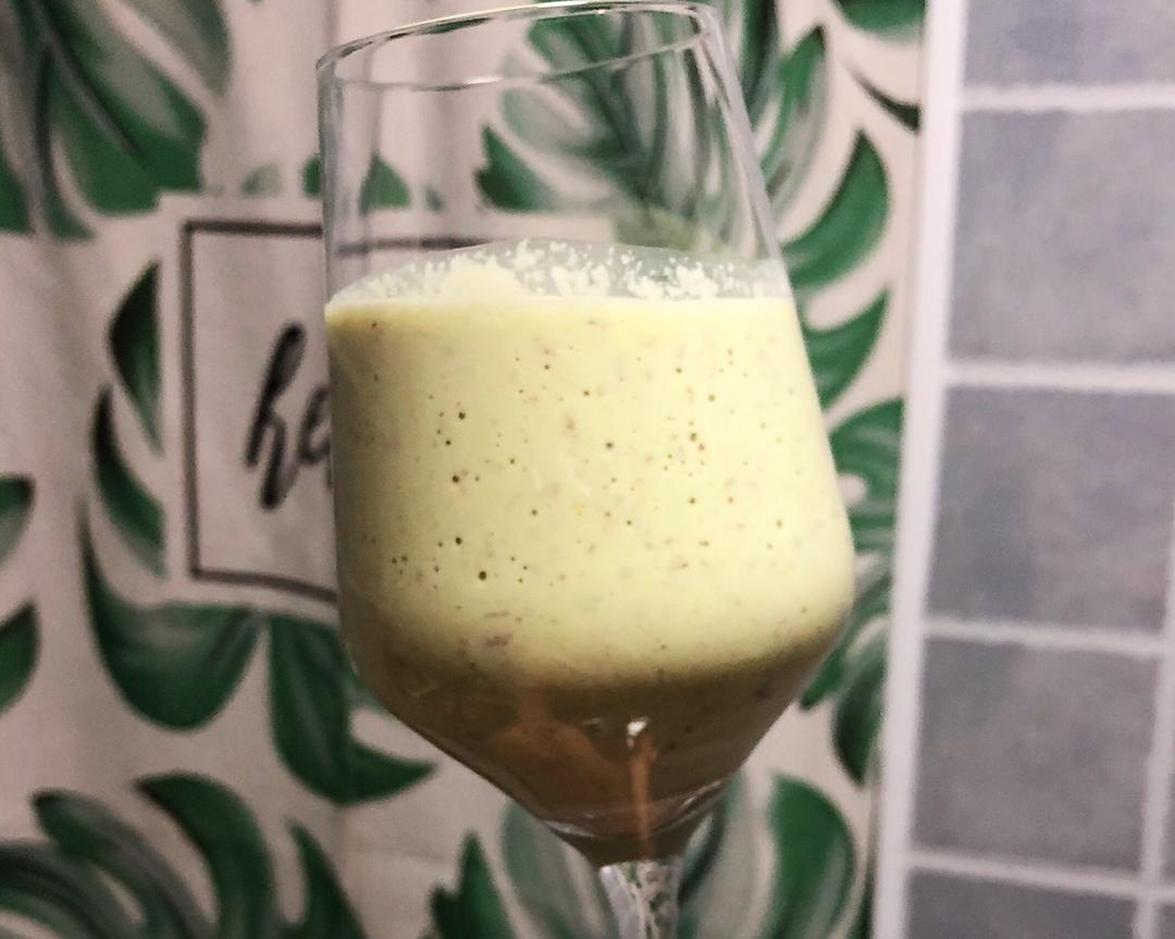 牛油果坚果奶昔的做法