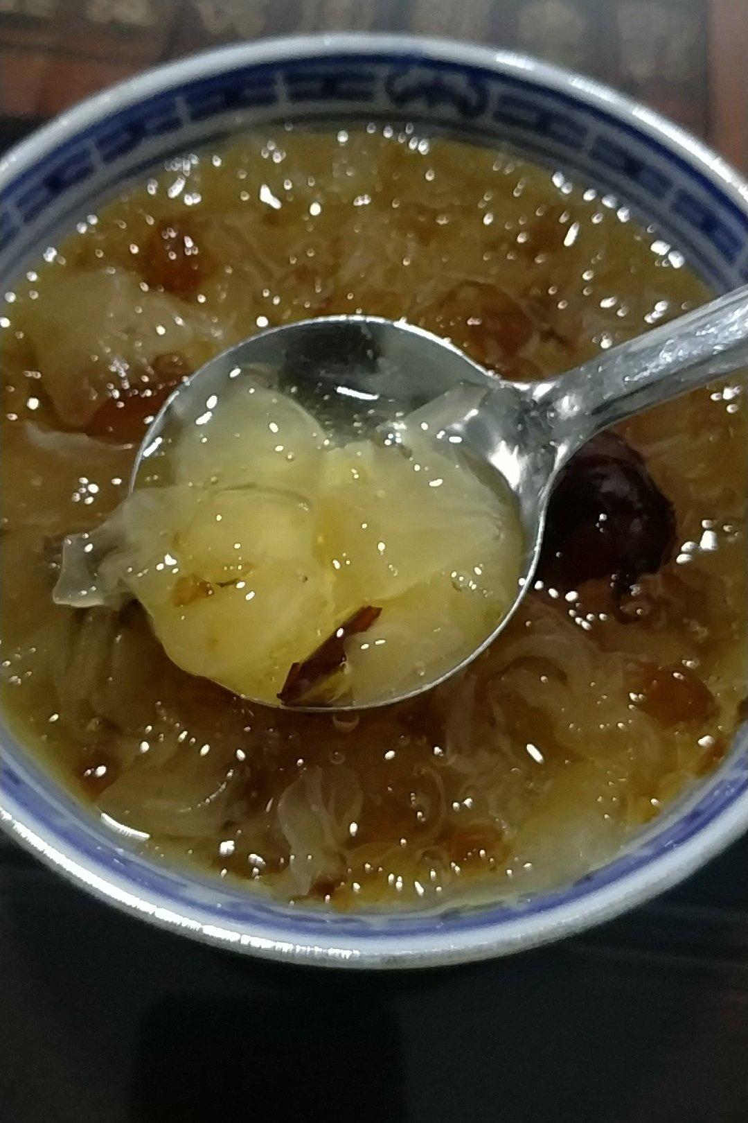 美容润肤 益气补血《桃胶皂角米百合银耳红枣羹》