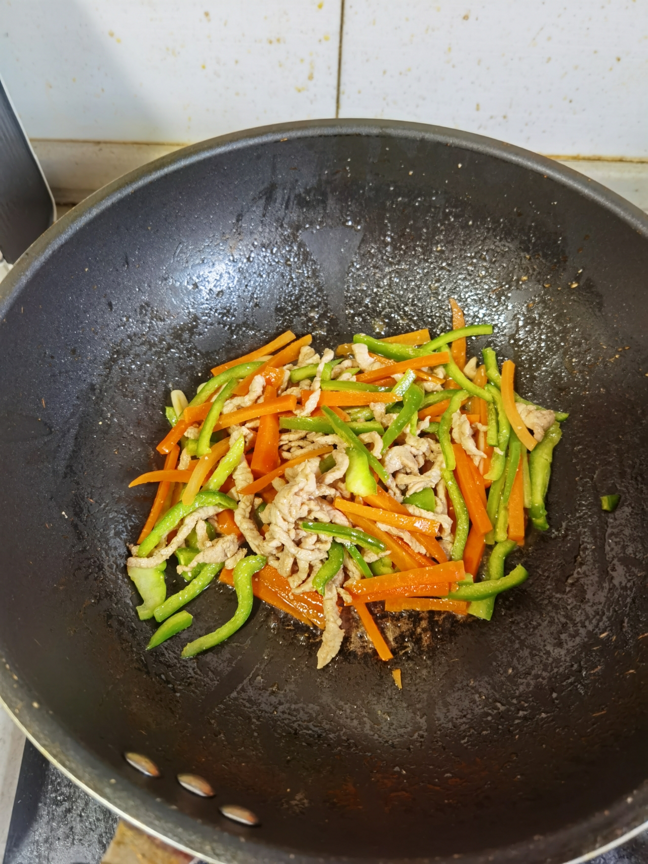 豆芽金针菇胡萝卜青椒炒肉丝盖饭的做法 步骤6